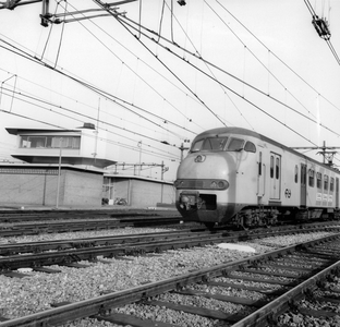 171808 Afbeelding van een electrisch treinstel mat. 1964 (plan V) van de N.S. te Amersfoort, met links het seinhuis ...